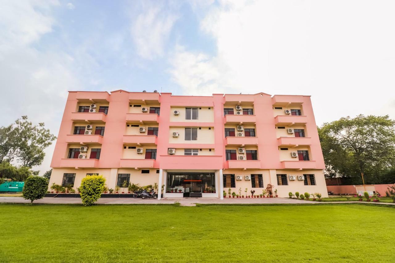 Capital O 60233 Brij Ki Rasoi Deluxe Hotel Lucknow Eksteriør billede